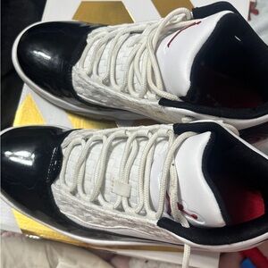 Jordan MAX Aura 2 black and white